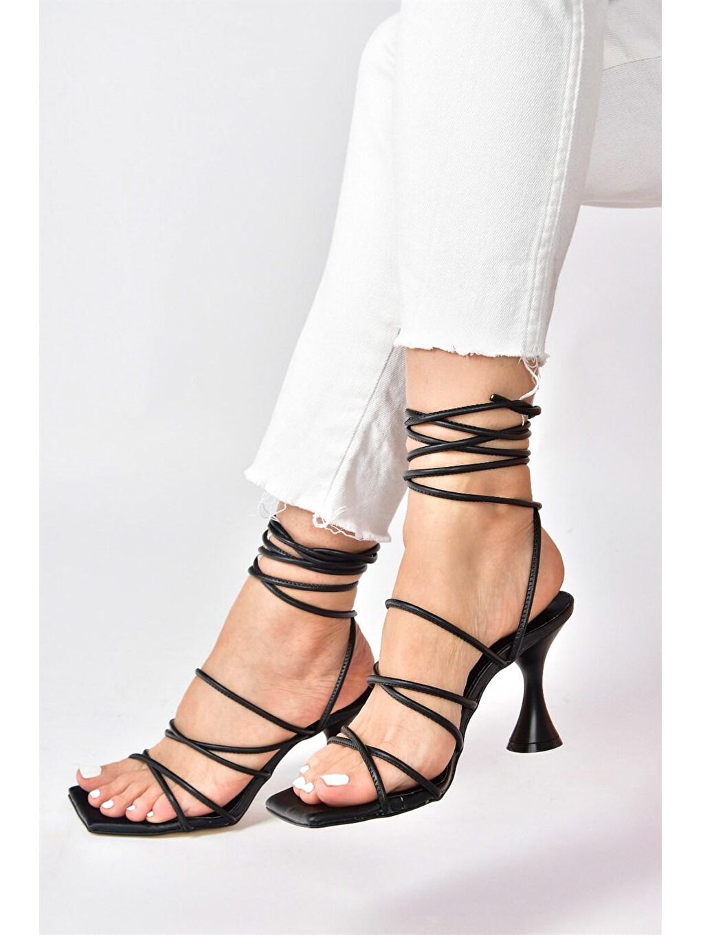 Siyah Bilekten Bağlamalı Topuklu Kadın Ayakkabı M369543409-1