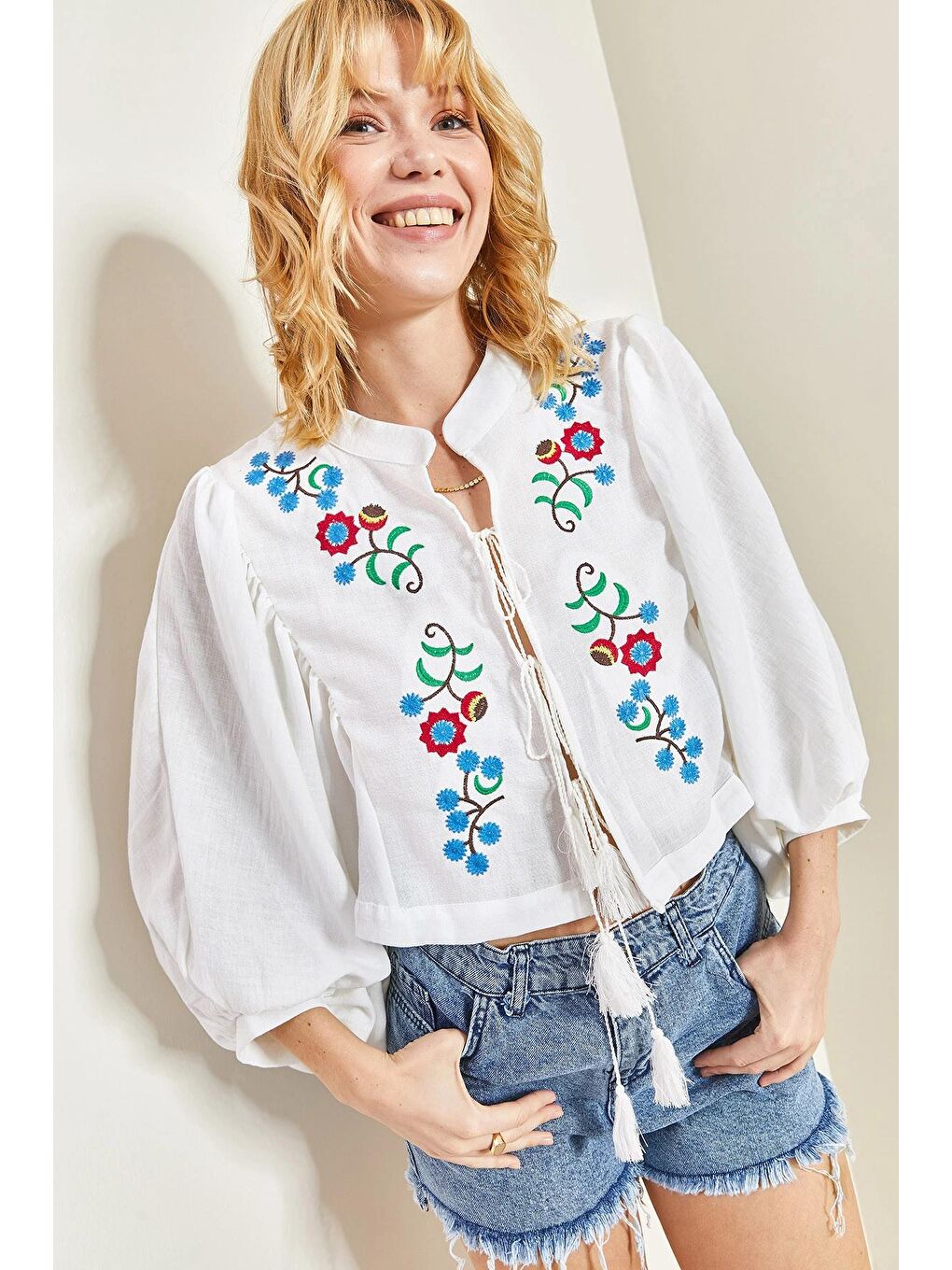 Beyaz Kadın Önü Bağlamalı Nakışlı Hırka