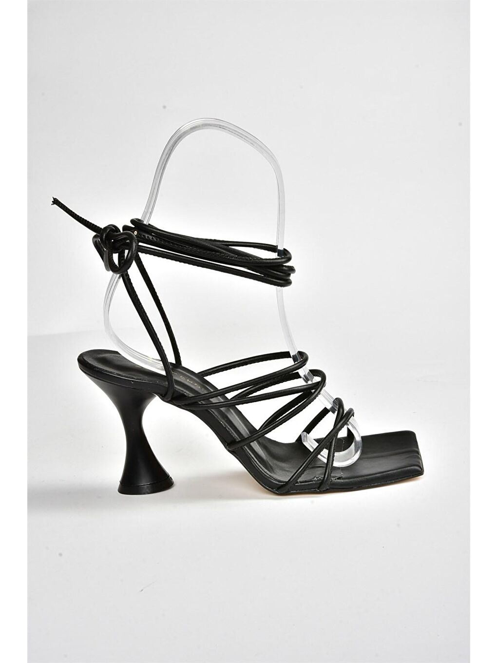 Siyah Bilekten Bağlamalı Topuklu Kadın Ayakkabı M369543409-3