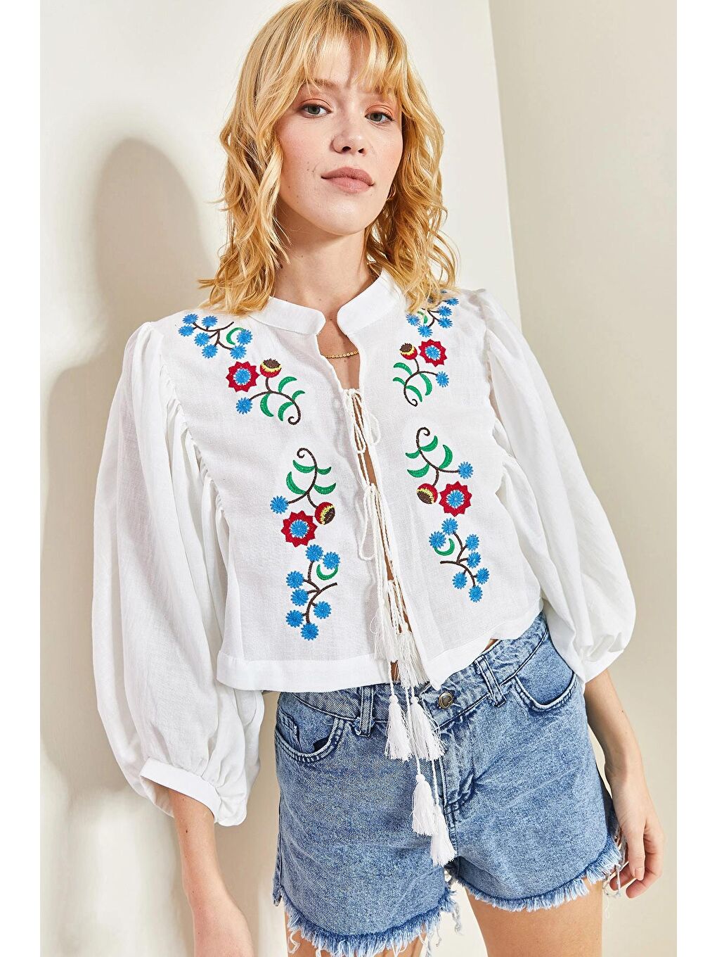 Beyaz Kadın Önü Bağlamalı Nakışlı Hırka-2