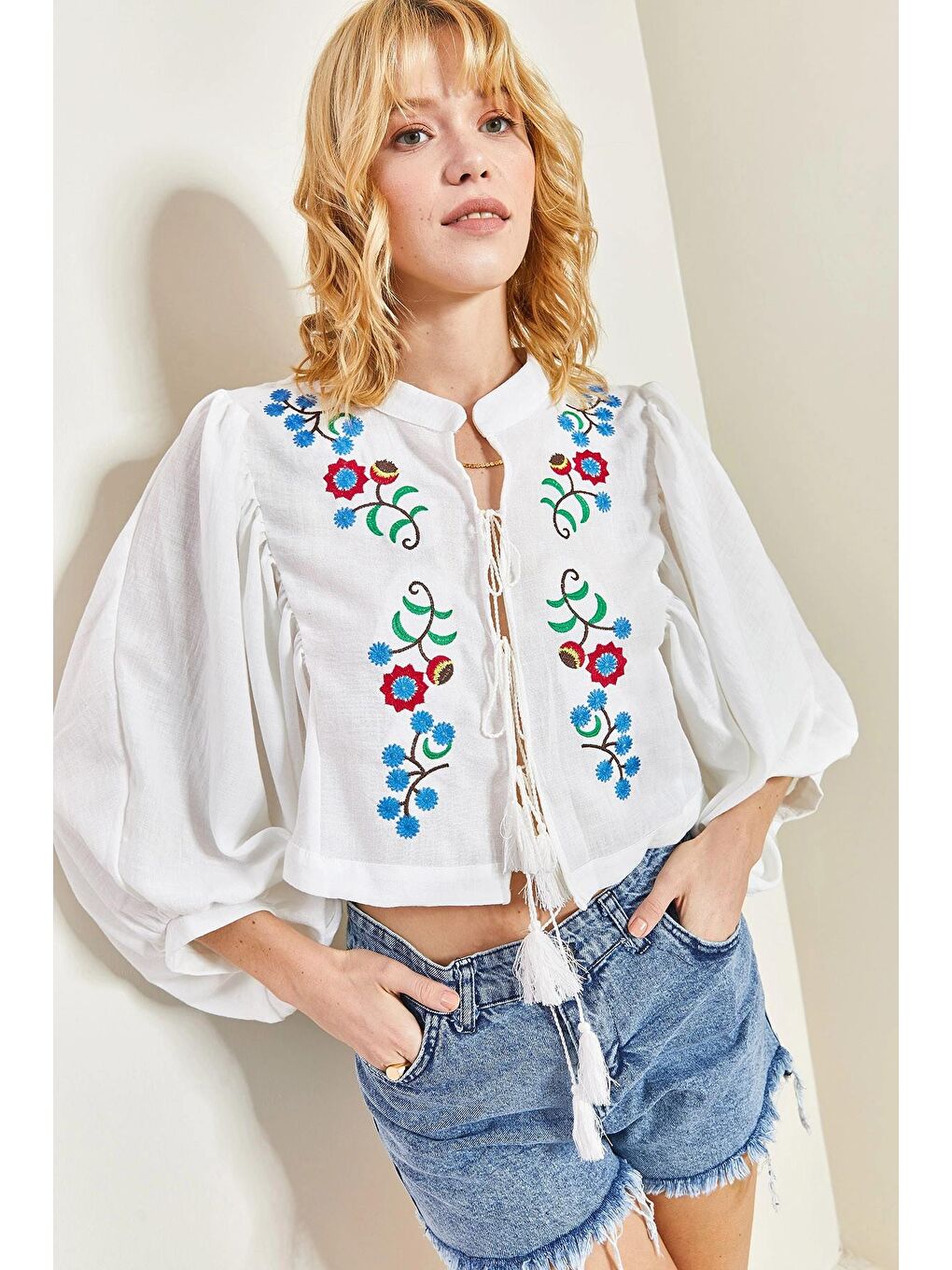 Beyaz Kadın Önü Bağlamalı Nakışlı Hırka-3