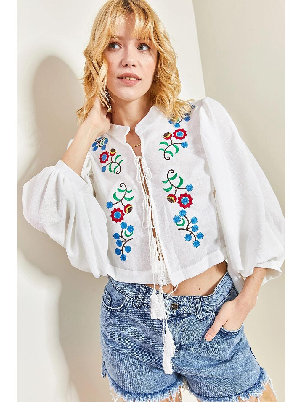 Beyaz Kadın Önü Bağlamalı Nakışlı Hırka-4