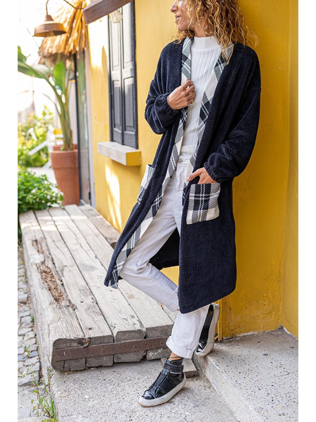 Kadın Siyah Peluş Uzun Salaş Cepli Garnili Ceket GK-BST3177