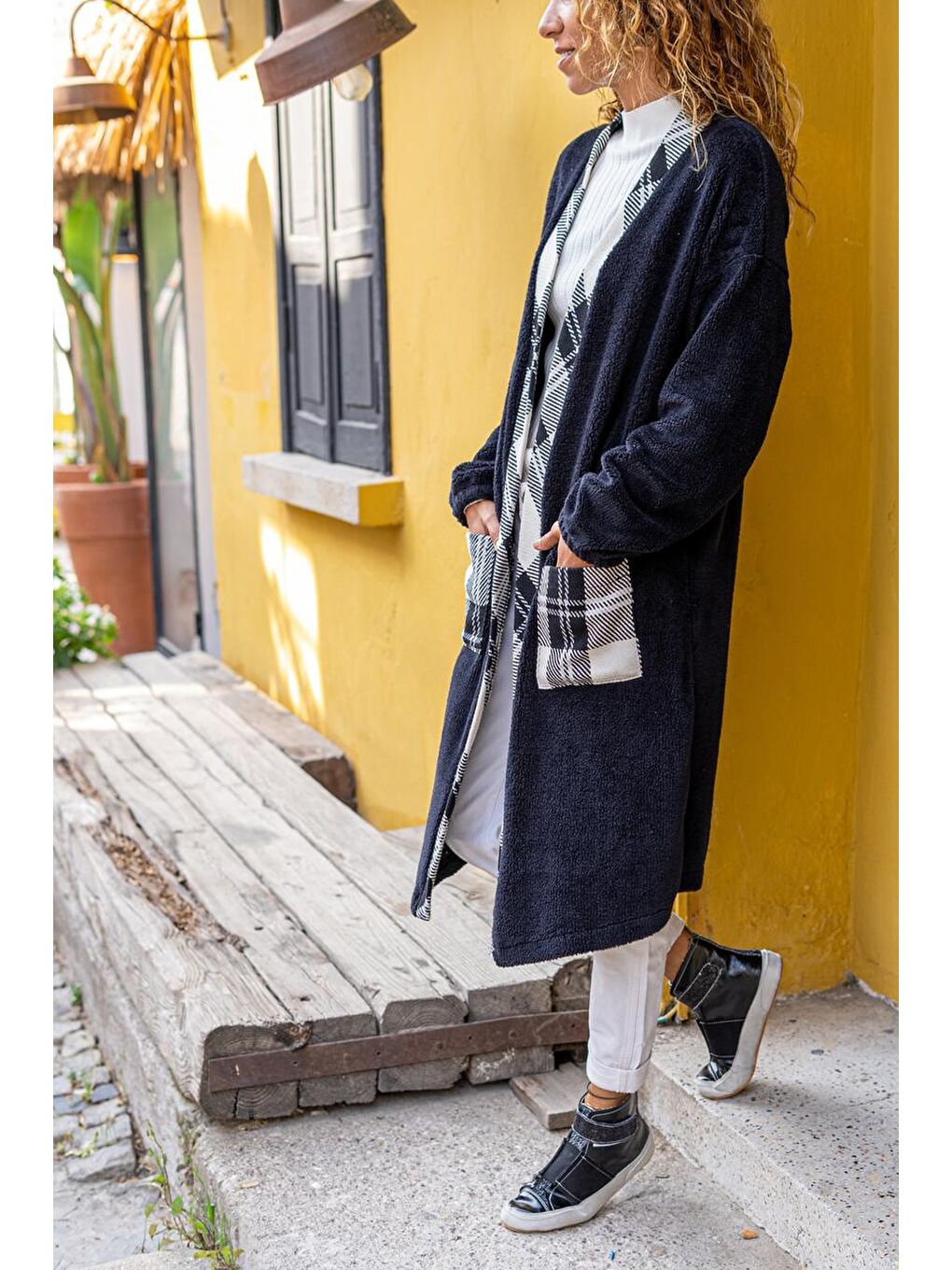 Kadın Siyah Peluş Uzun Salaş Cepli Garnili Ceket GK-BST3177-1