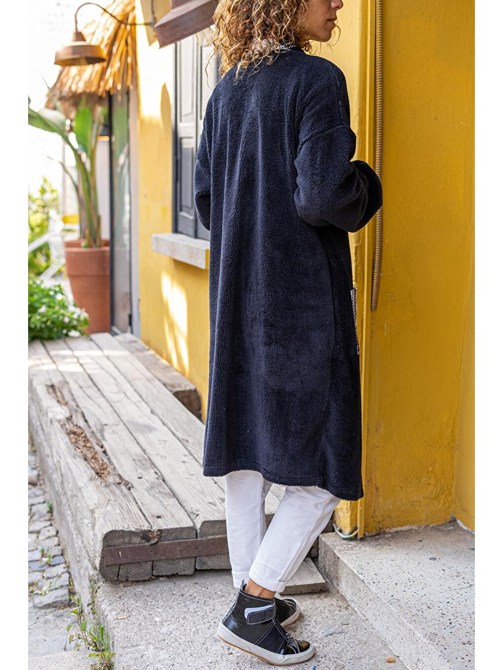 Kadın Siyah Peluş Uzun Salaş Cepli Garnili Ceket GK-BST3177-2