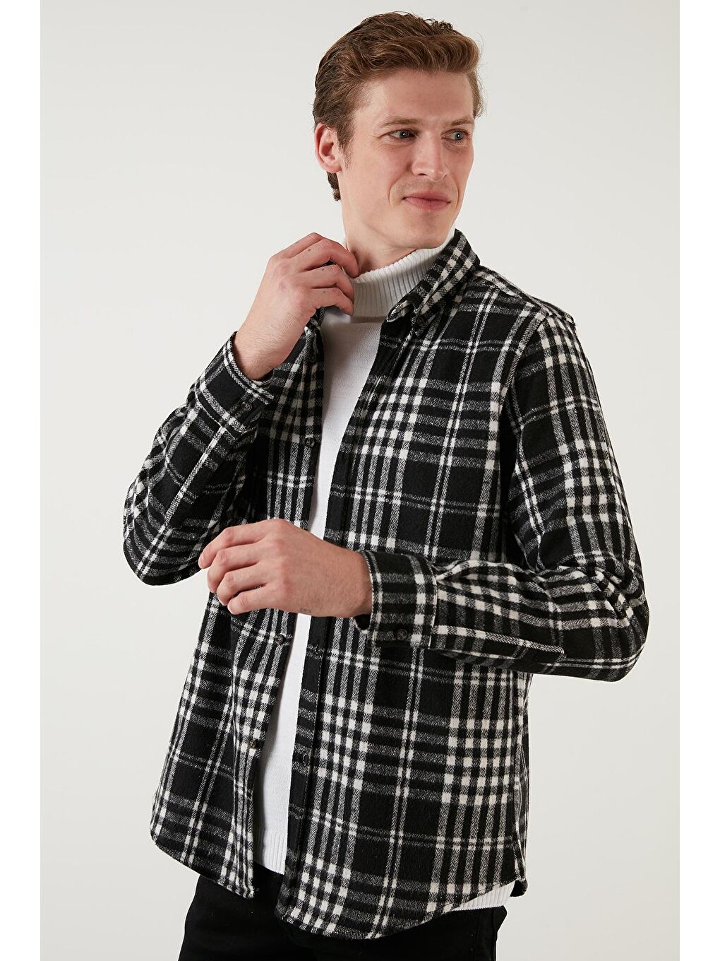 Siyah Pamuklu Ekoseli Slim Fit Düğmeli Yaka Erkek Gömlek CF23W114653-2