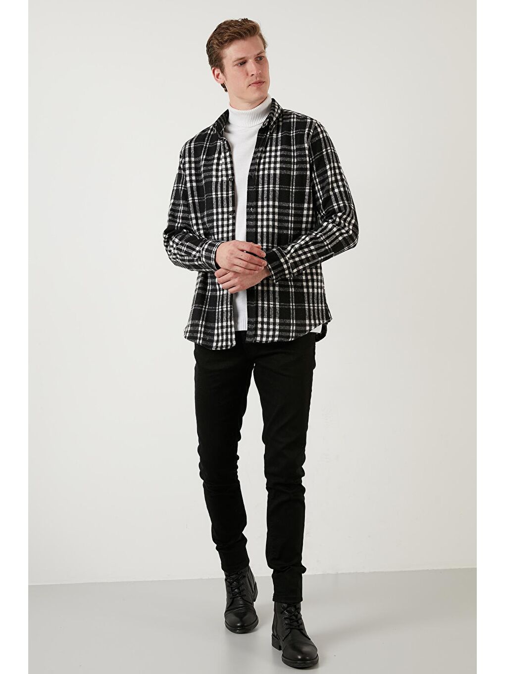 Siyah Pamuklu Ekoseli Slim Fit Düğmeli Yaka Erkek Gömlek CF23W114653-3