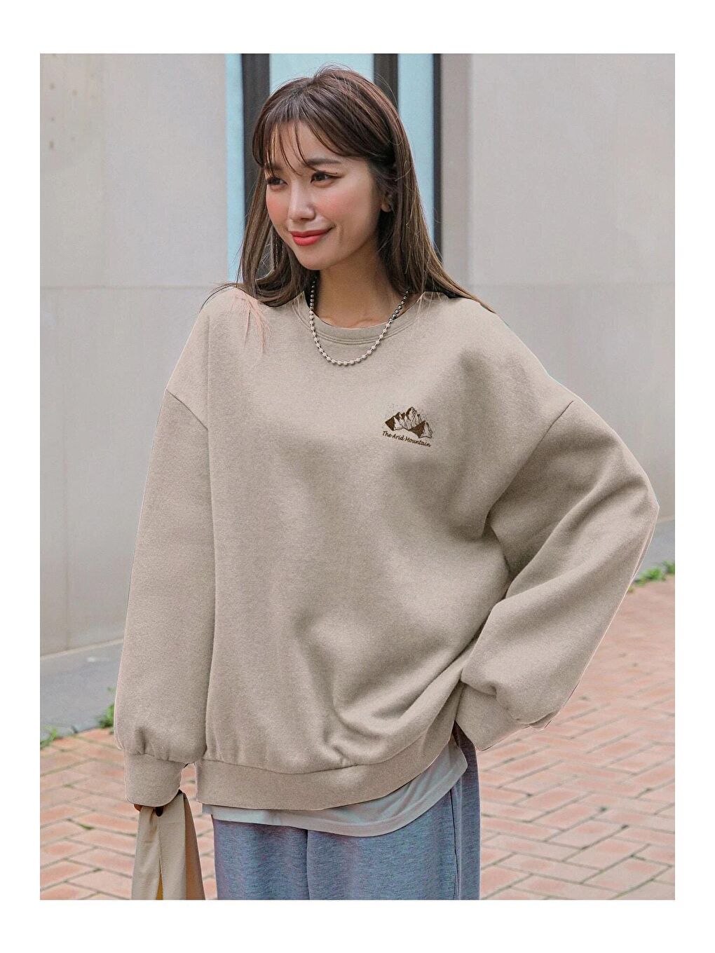 Kadın Bej Arid Mountain Baskılı Oversize Sweatshirt-1