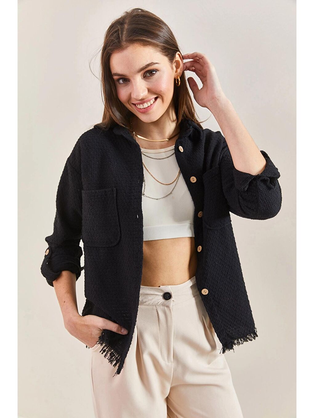 Siyah Kadın Ucu Püsküllü Kol Katlamalı Gömlek-1