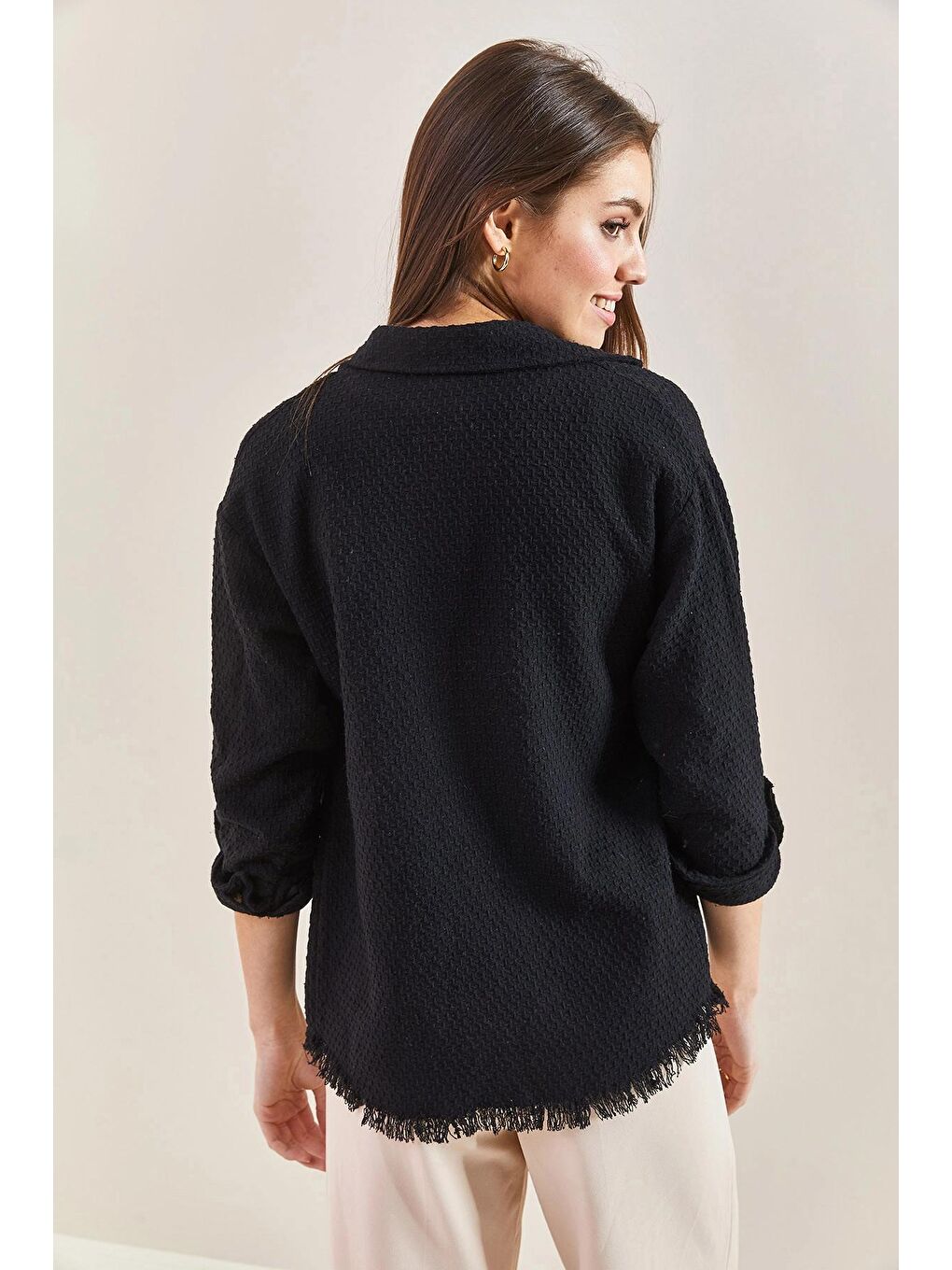 Siyah Kadın Ucu Püsküllü Kol Katlamalı Gömlek-2