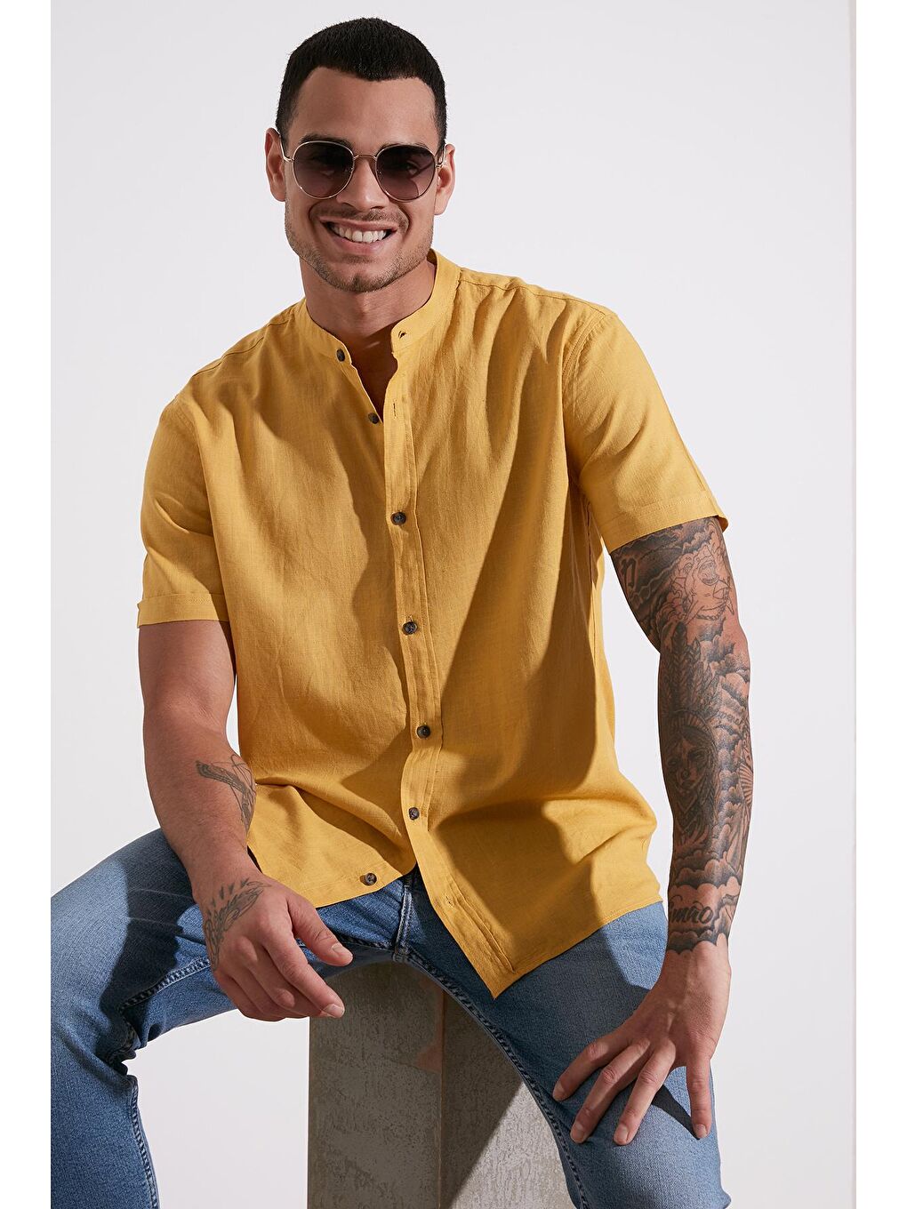 Sarı Keten Görünümlü Hakim Yaka Kısa Kol %100 Pamuk Gömlek CF21S113899
