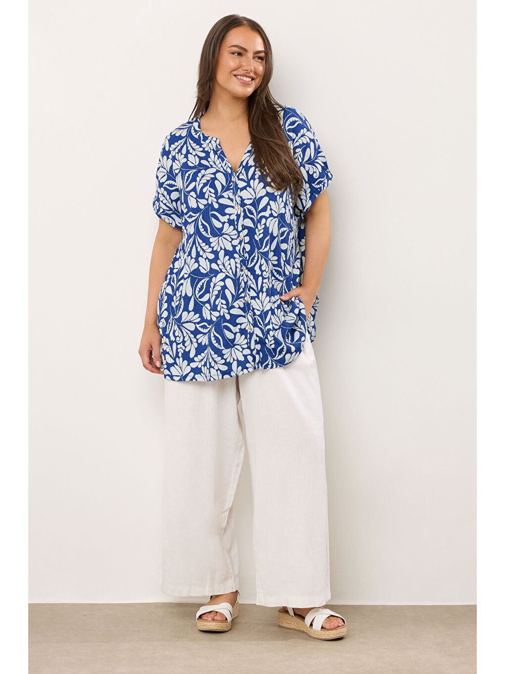 Mavi Büyük Beden Polo Yaka Kısa Kollu Düğmeli Çiçek Desenli Bluz 616290