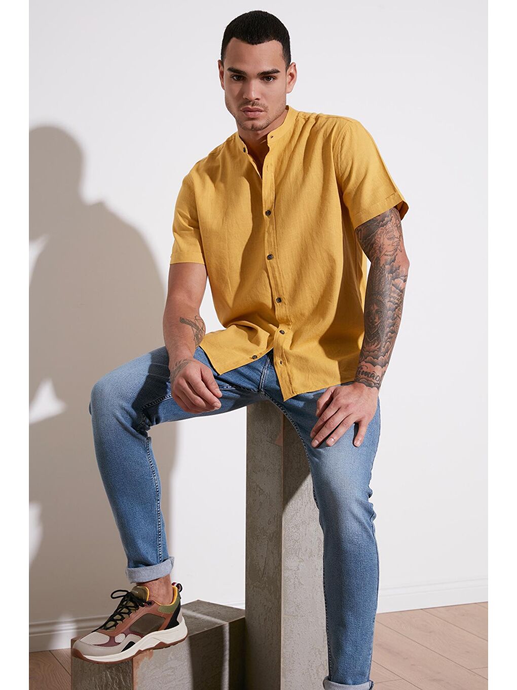 Sarı Keten Görünümlü Hakim Yaka Kısa Kol %100 Pamuk Gömlek CF21S113899-1