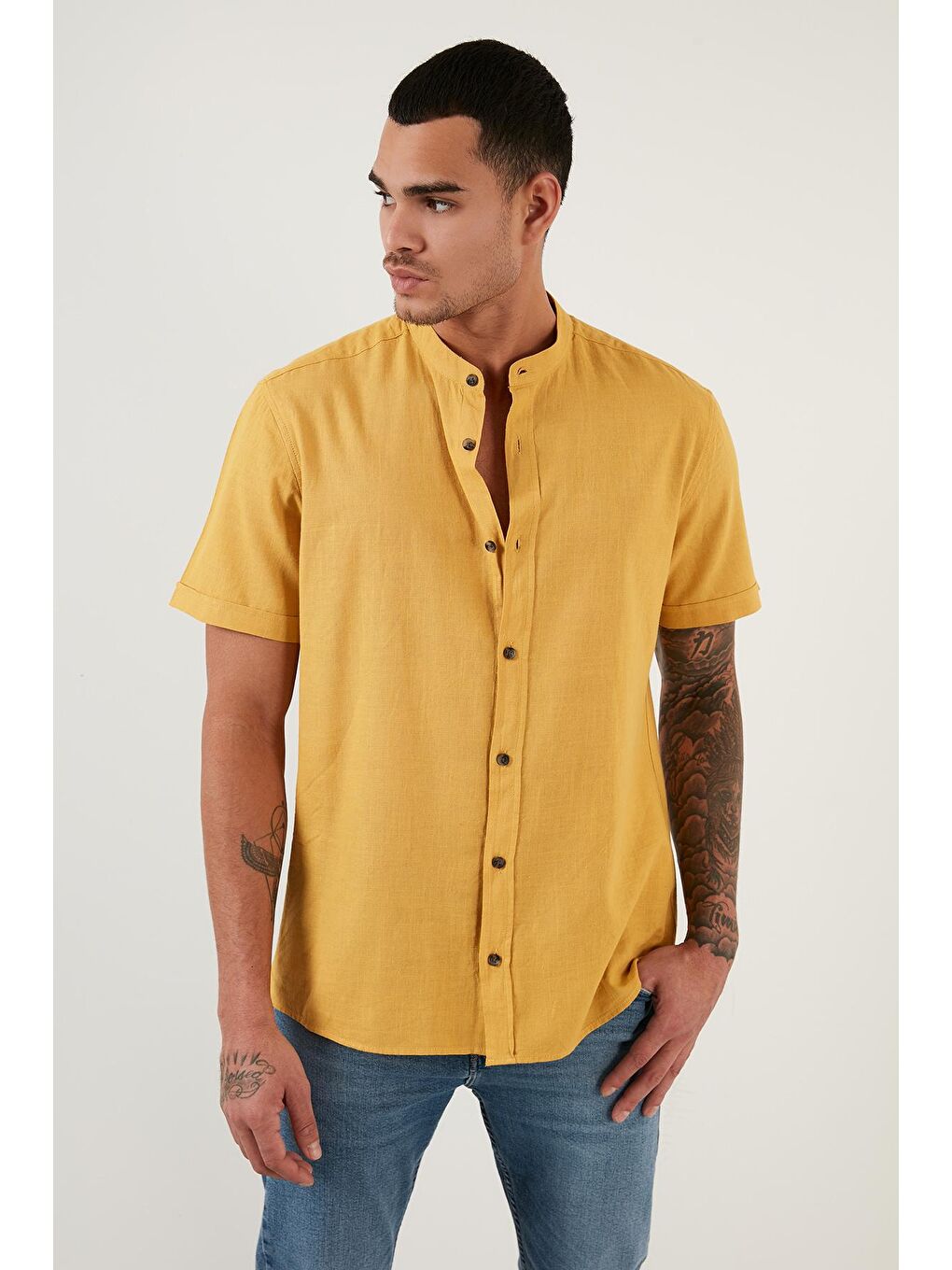 Sarı Keten Görünümlü Hakim Yaka Kısa Kol %100 Pamuk Gömlek CF21S113899-3