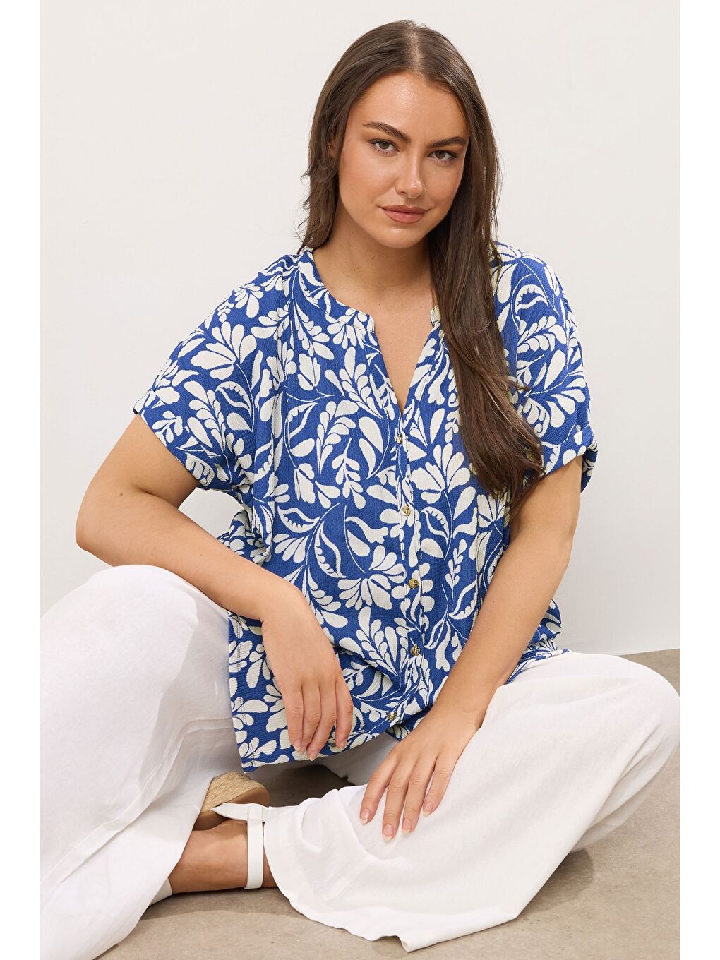 Mavi Büyük Beden Polo Yaka Kısa Kollu Düğmeli Çiçek Desenli Bluz 616290-3