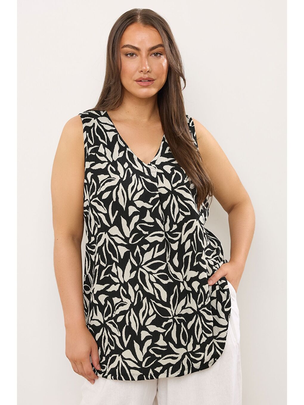 Siyah Büyük Beden V Yaka Sıfır Kol Çiçek Desenli Asimetrik Kesim T-shirt 616294-1