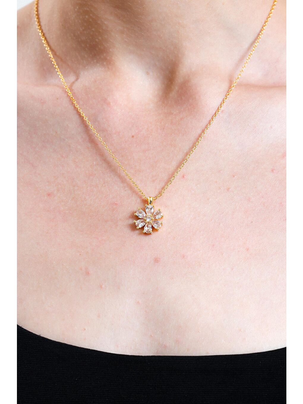 Sarı Altın Kaplam Beyaz Damla Taşlı Çiçek Kolye