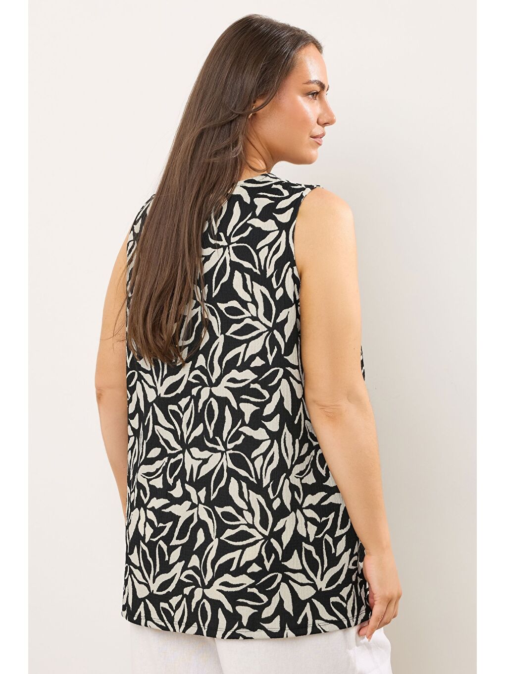 Siyah Büyük Beden V Yaka Sıfır Kol Çiçek Desenli Asimetrik Kesim T-shirt 616294-3