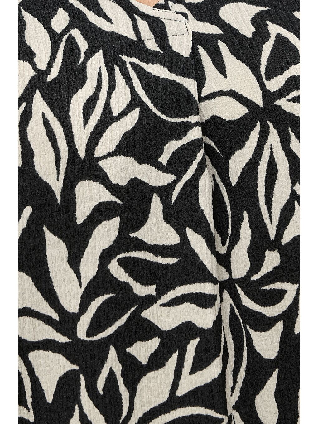 Siyah Büyük Beden V Yaka Sıfır Kol Çiçek Desenli Asimetrik Kesim T-shirt 616294-4