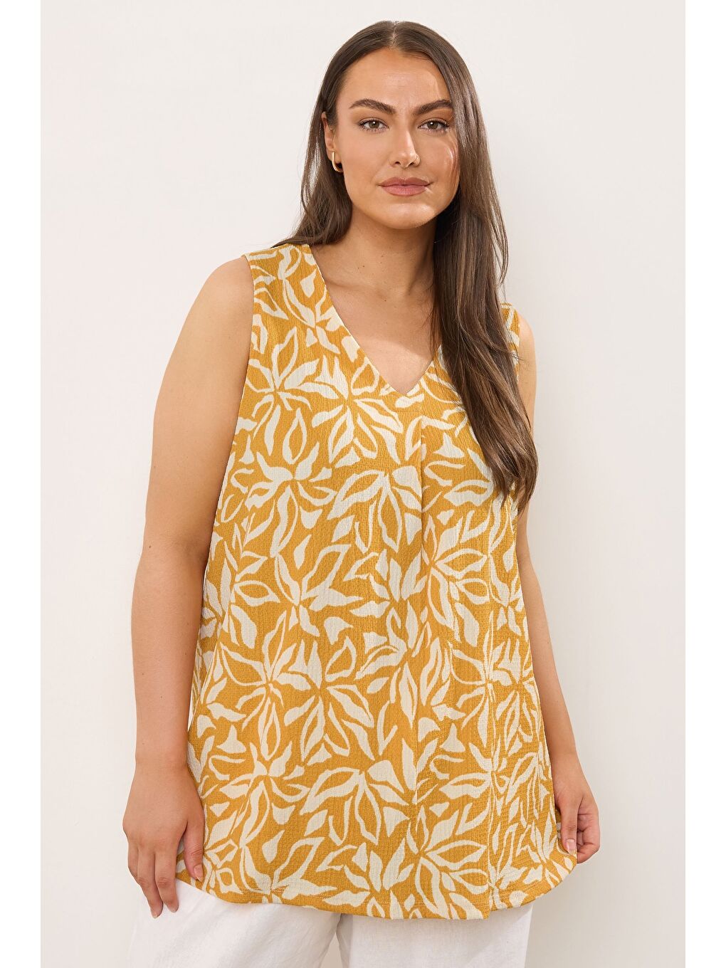 Turuncu Büyük Beden V Yaka Sıfır Kol Çiçek Desenli Asimetrik Kesim T-shirt 616295-1