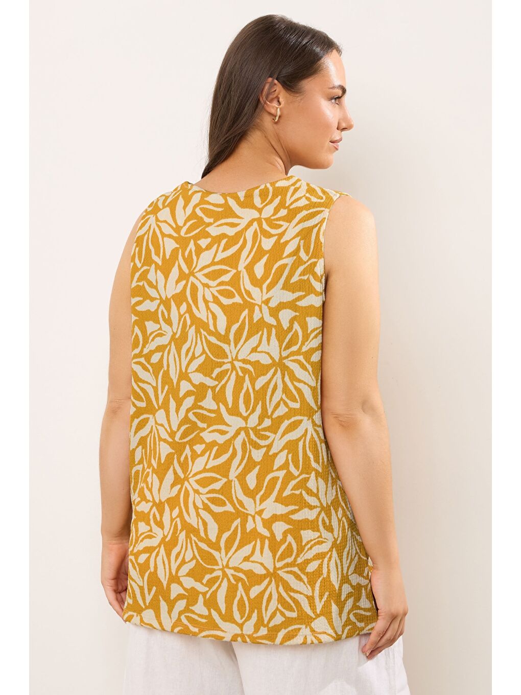 Turuncu Büyük Beden V Yaka Sıfır Kol Çiçek Desenli Asimetrik Kesim T-shirt 616295-3