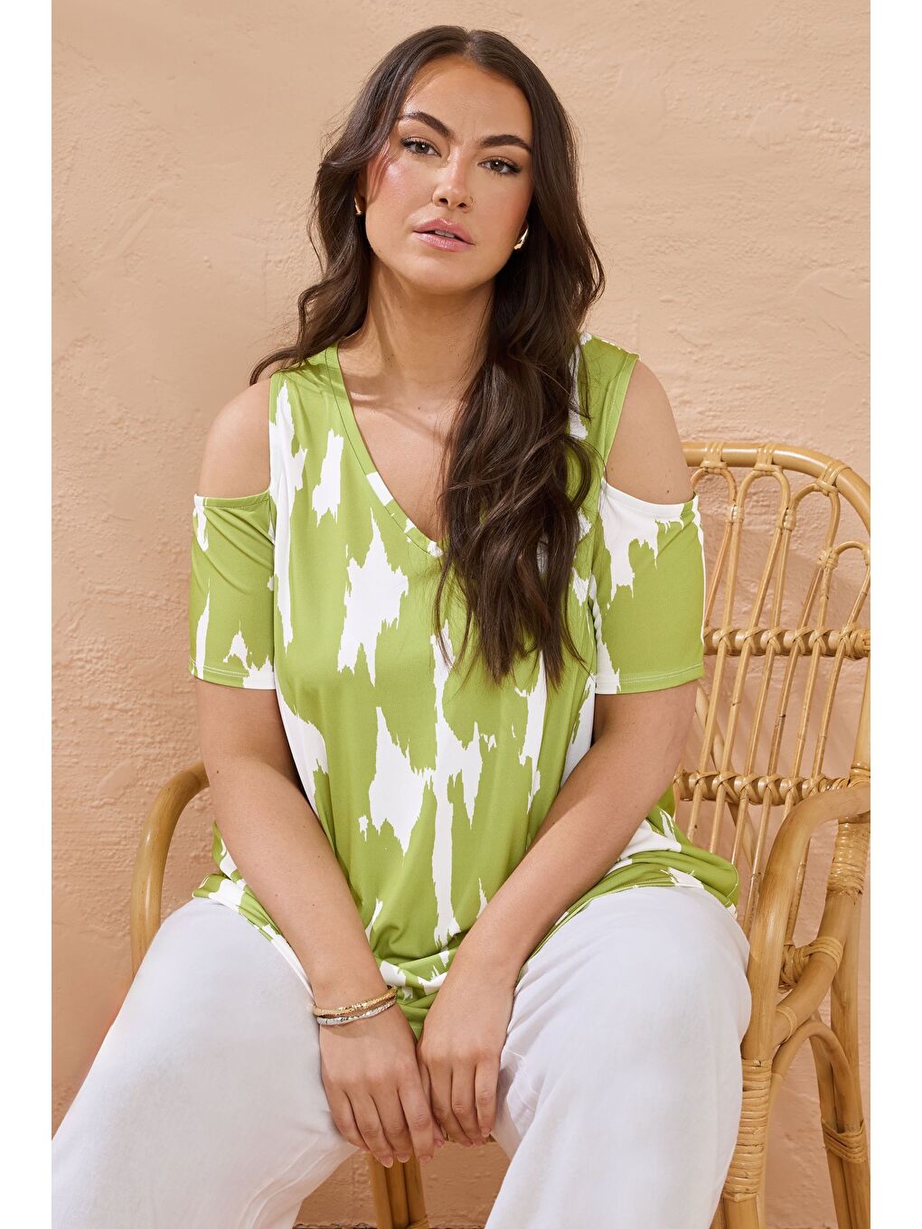 Yeşil Büyük Beden V Yaka Kısa Kollu Omuz Detaylı Soyut Desenli Bluz 616307