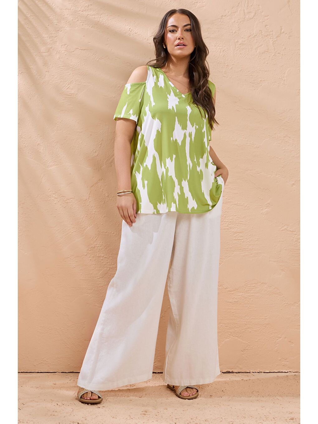 Yeşil Büyük Beden V Yaka Kısa Kollu Omuz Detaylı Soyut Desenli Bluz 616307-1