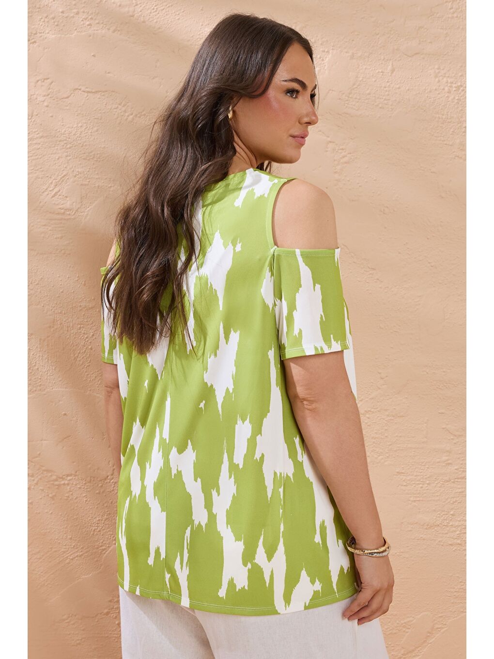Yeşil Büyük Beden V Yaka Kısa Kollu Omuz Detaylı Soyut Desenli Bluz 616307-4