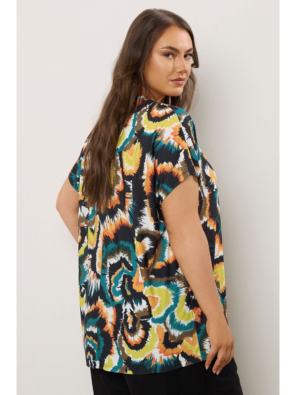 Karışık Büyük Beden V Yaka Kısa Kollu Soyut Desenli Asimetrik Kesim T-shirt 616346-3