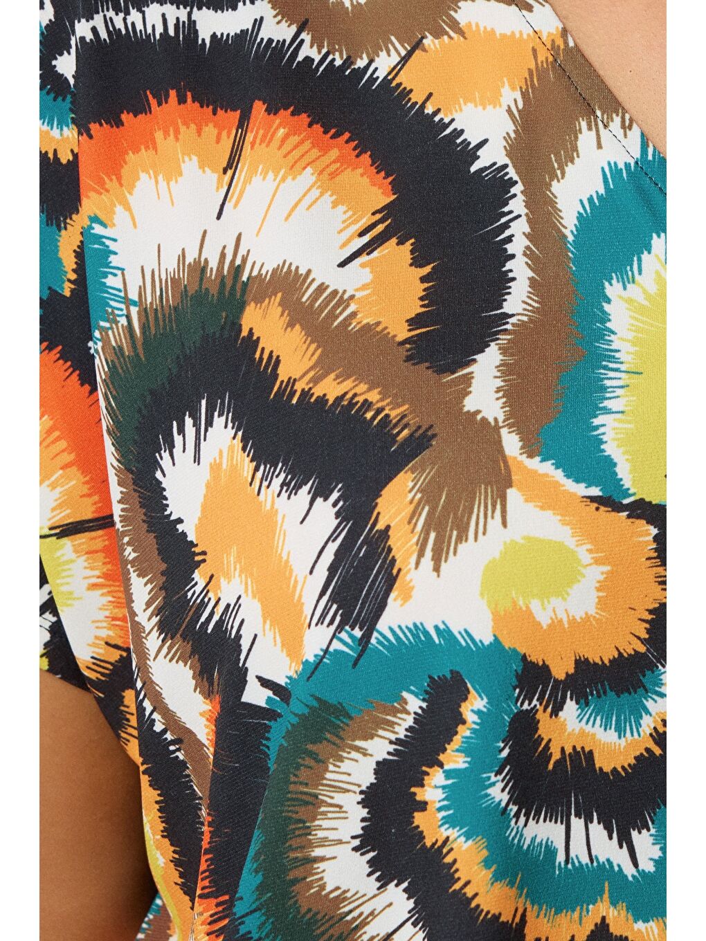 Karışık Büyük Beden V Yaka Kısa Kollu Soyut Desenli Asimetrik Kesim T-shirt 616346-4