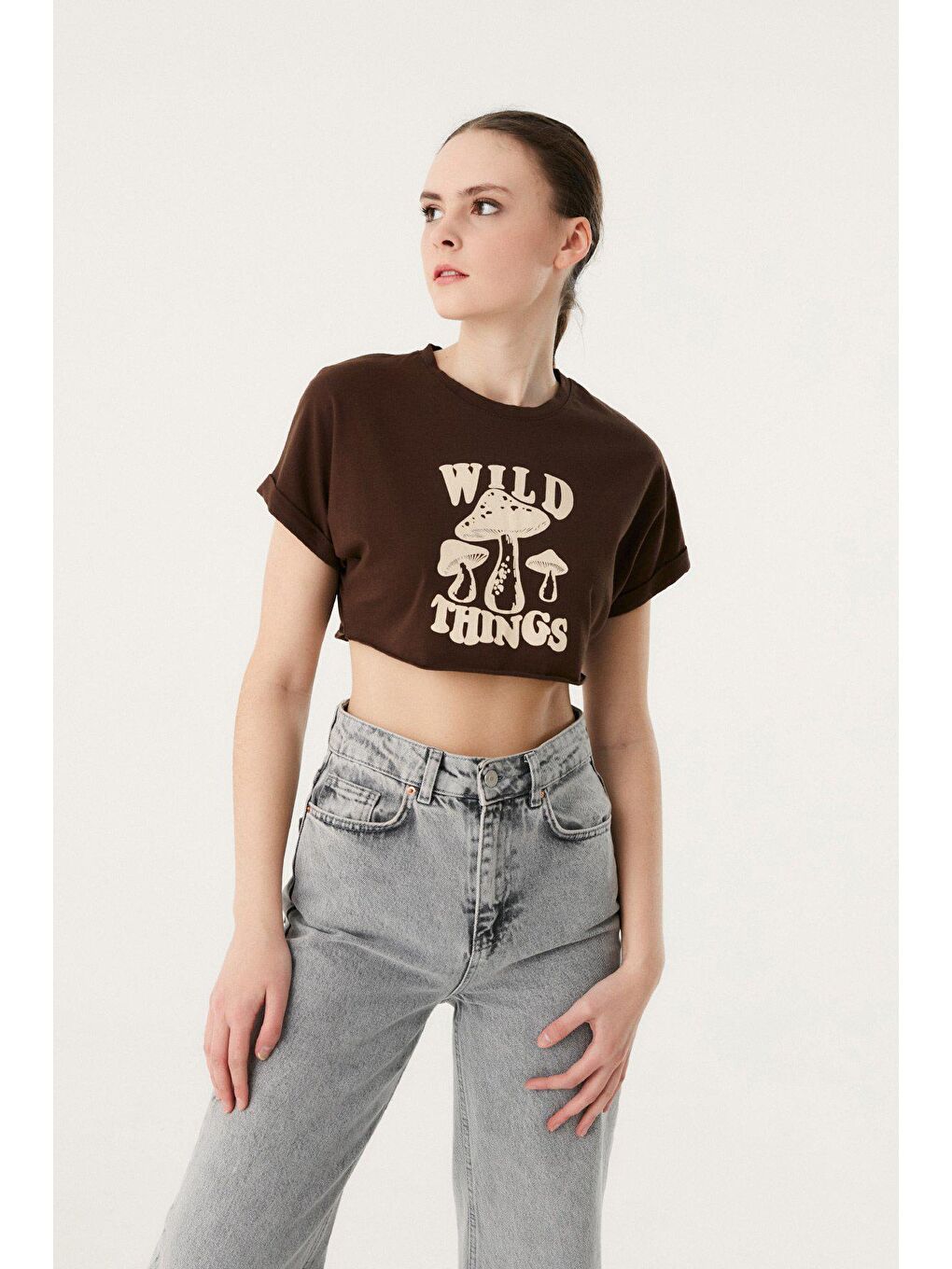 Kahverengi Mantar Baskılı Salaş Crop Tişört-1
