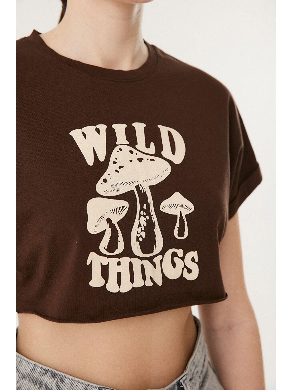 Kahverengi Mantar Baskılı Salaş Crop Tişört-3