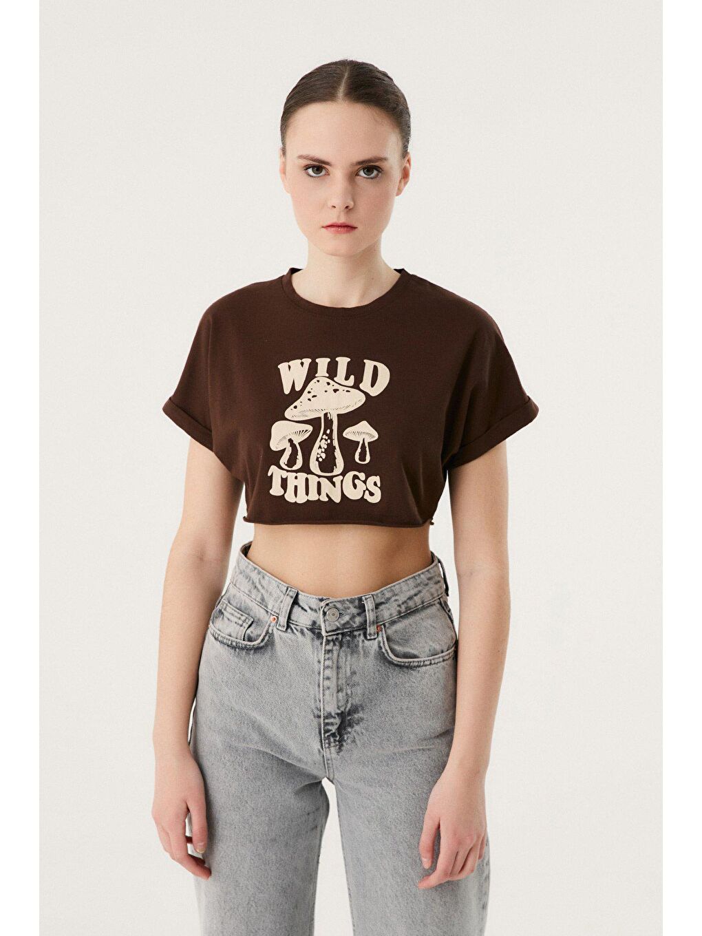 Kahverengi Mantar Baskılı Salaş Crop Tişört-4