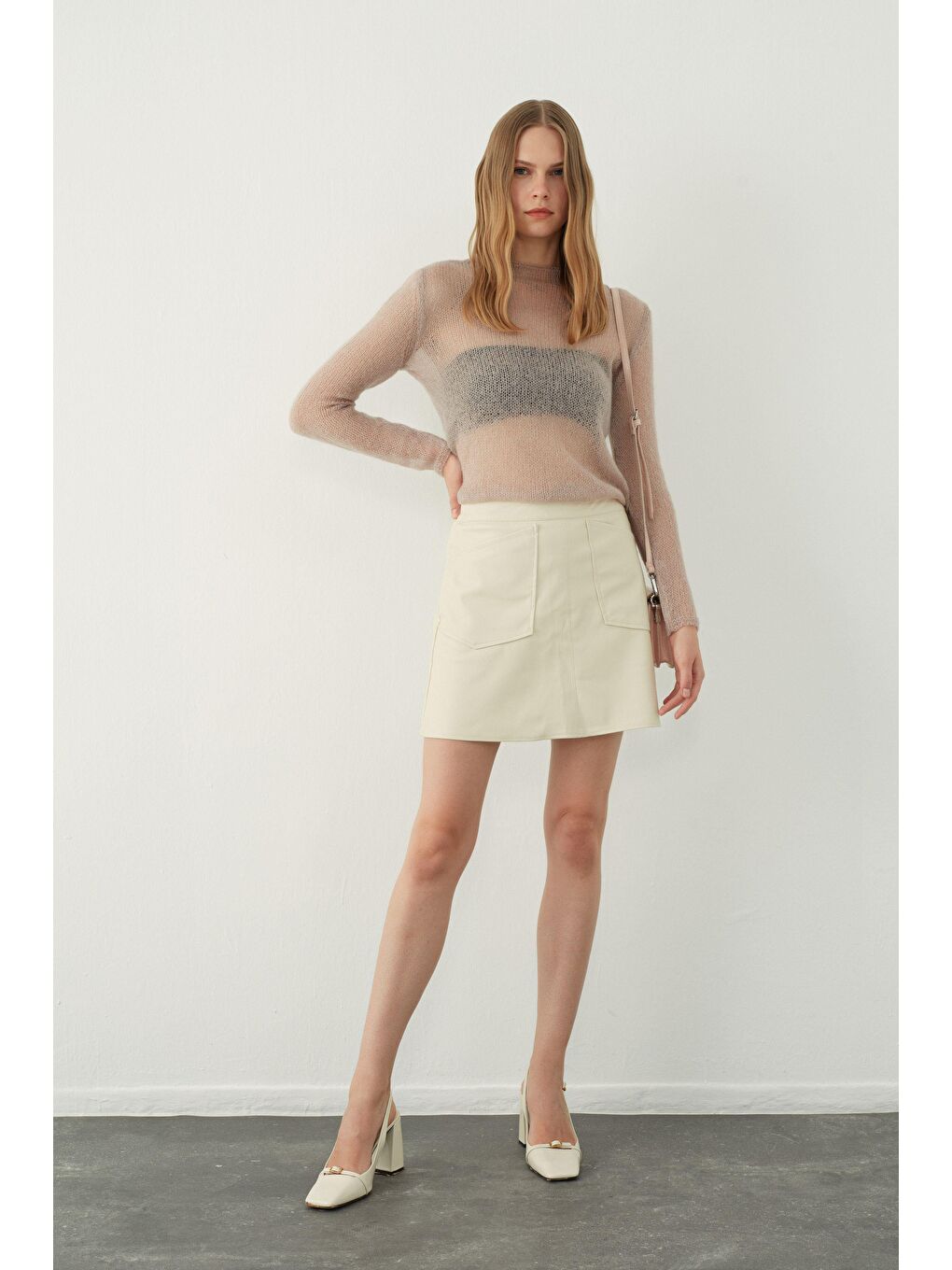 Ekru Cep Detaylı Deri Görünümlü Mini Etek