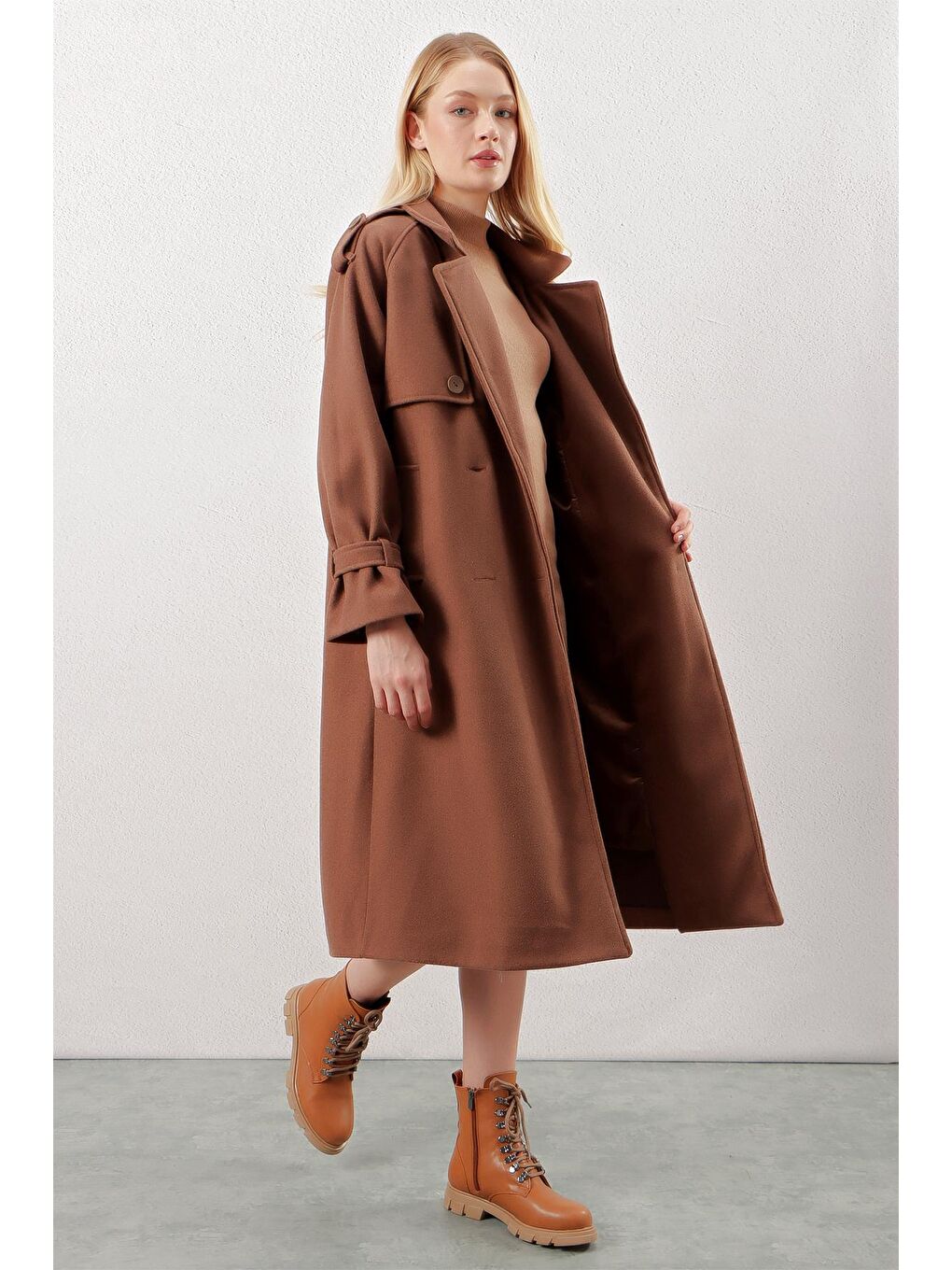 Kadın Kahverengi Çift Düğmeli Apoletli Cepli Uzun Kaşe Kaban-4