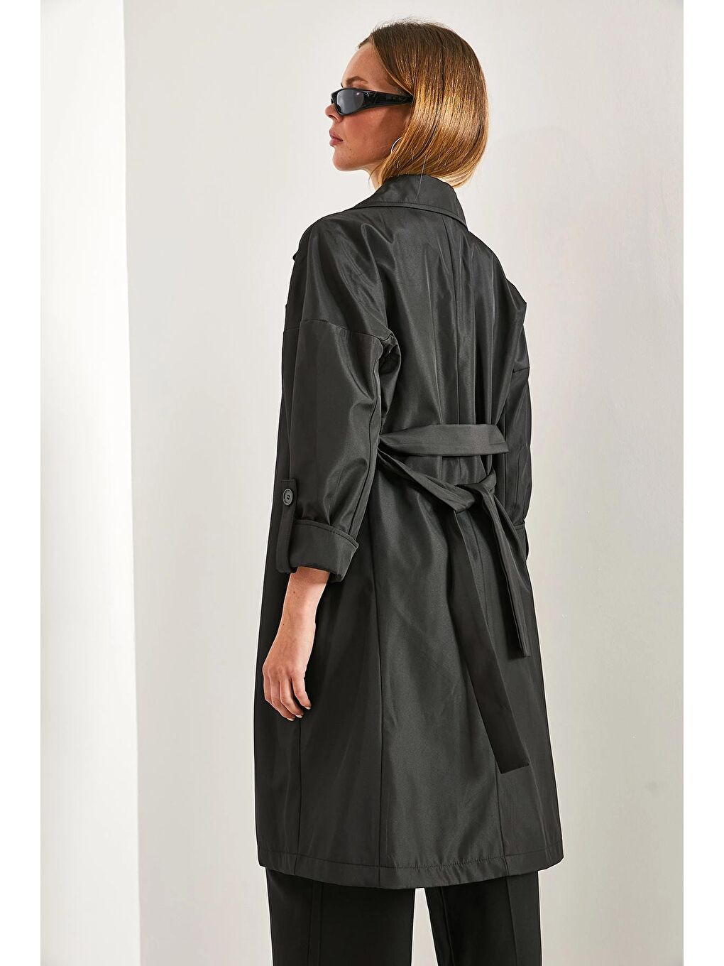 Siyah Kadın Kol Katlamalı Kuşaklı Trençkot-4