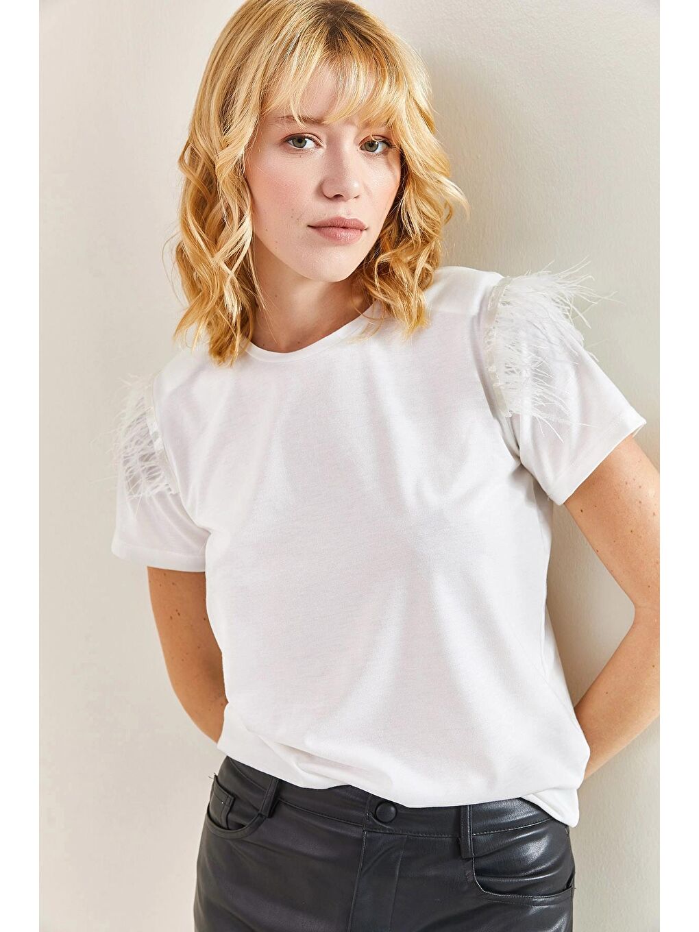 Beyaz Kadın Omzu Vatkalı Püsküllü Penye Bluz