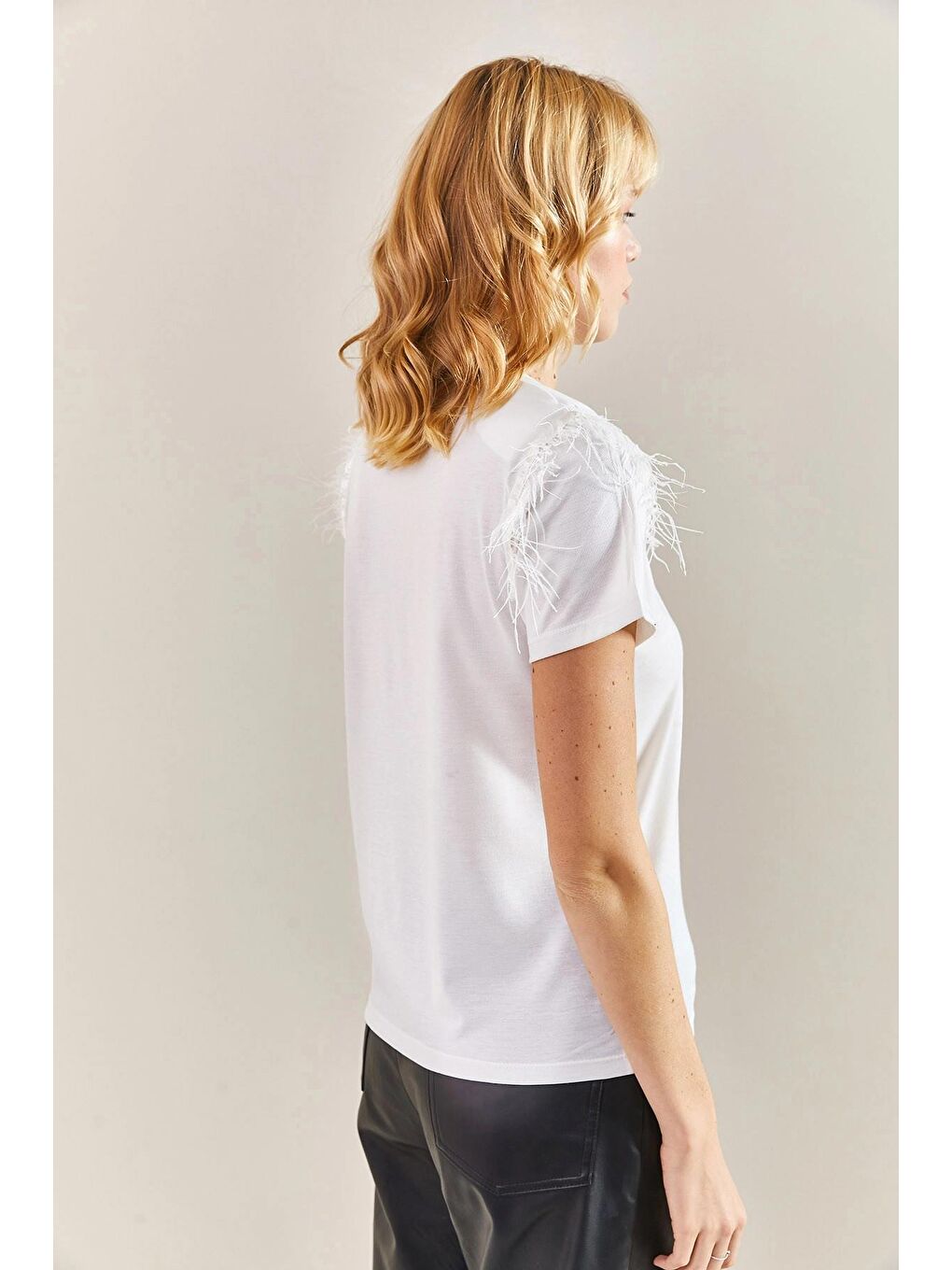 Beyaz Kadın Omzu Vatkalı Püsküllü Penye Bluz-1