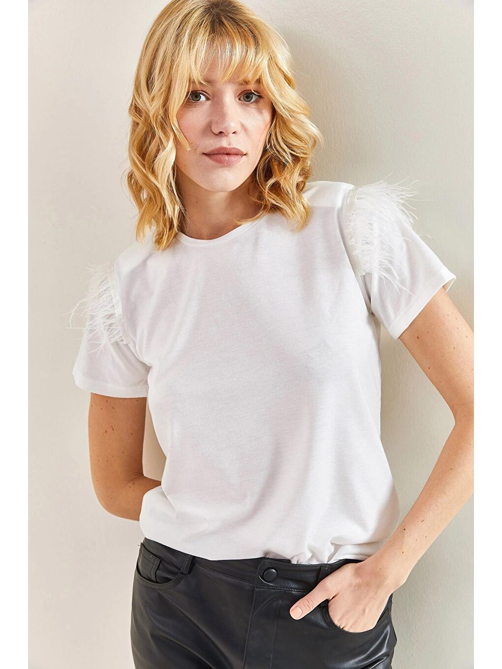 Beyaz Kadın Omzu Vatkalı Püsküllü Penye Bluz-2