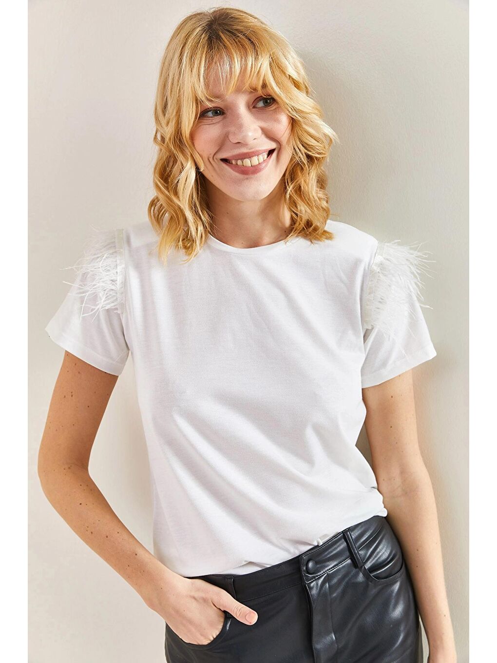 Beyaz Kadın Omzu Vatkalı Püsküllü Penye Bluz-3