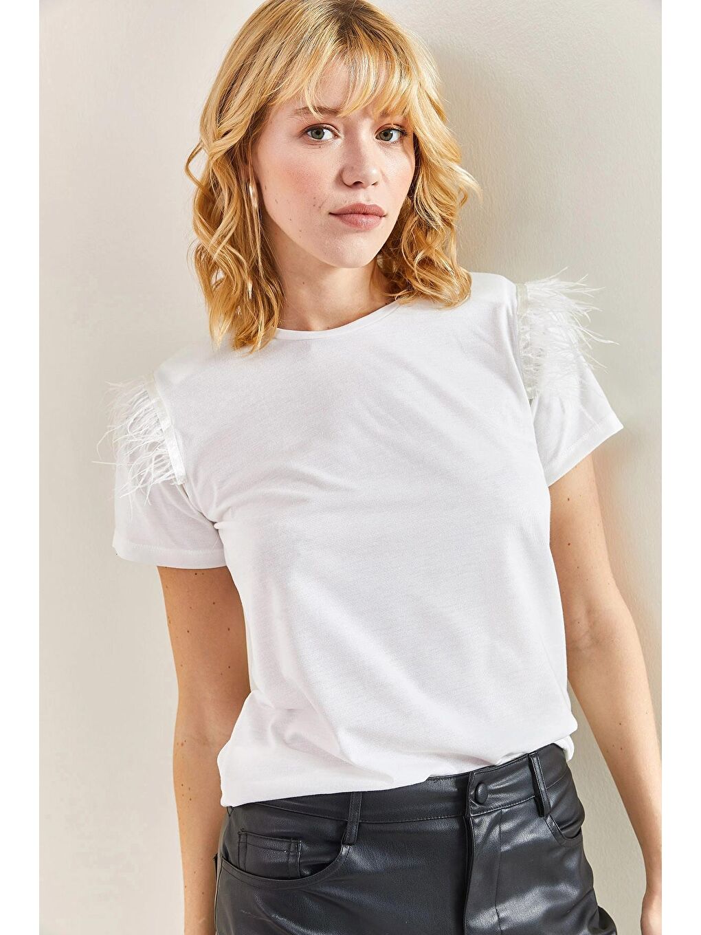 Beyaz Kadın Omzu Vatkalı Püsküllü Penye Bluz-4