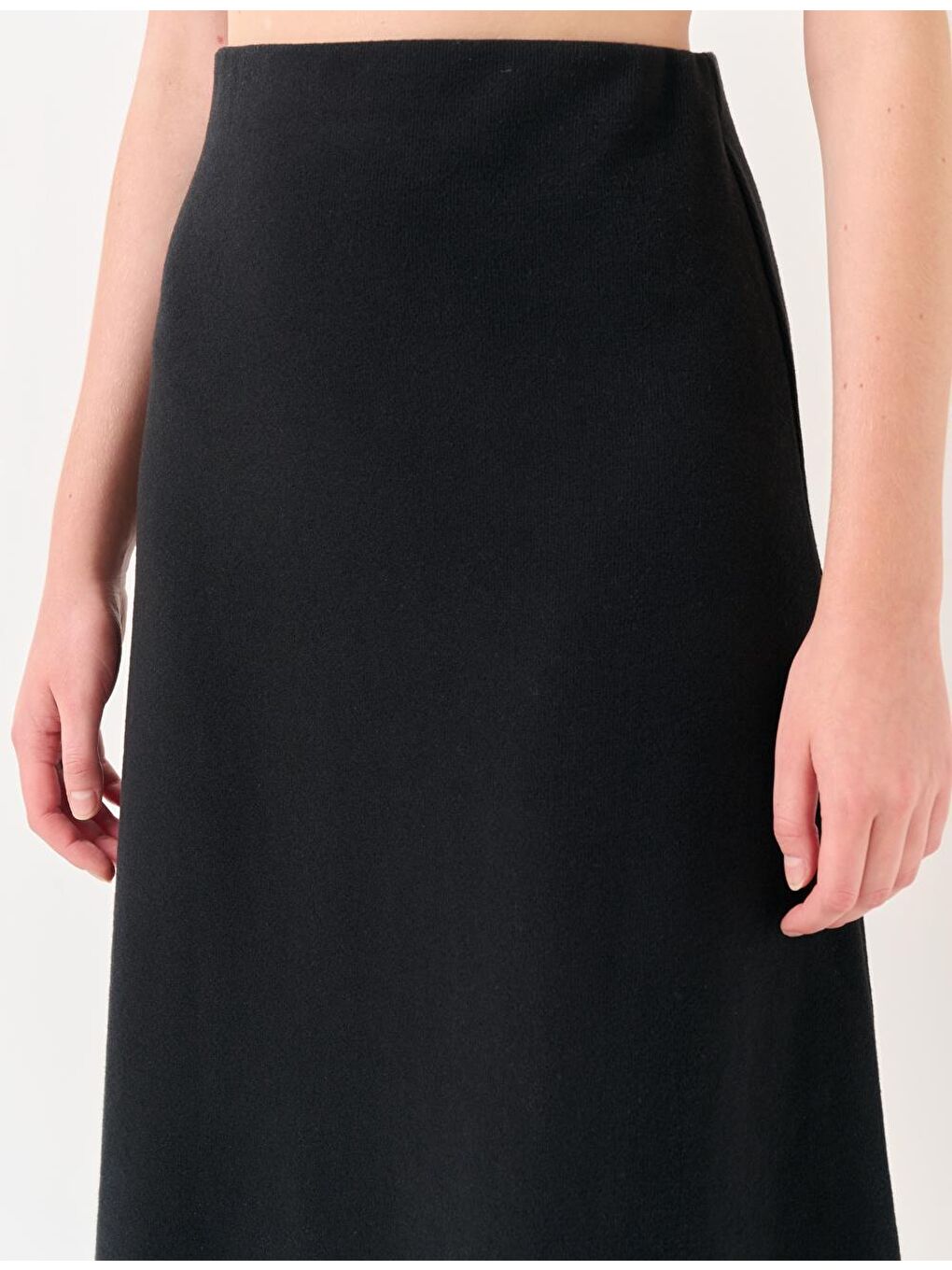 Siyah Yüksek Bel Yumuşak Dokulu Midi Etek-1