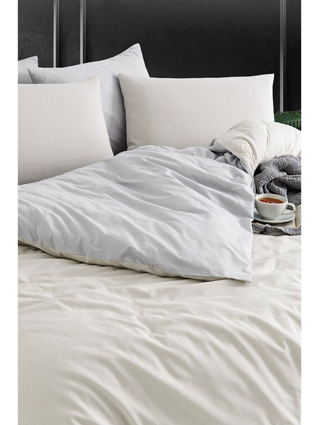 Çift Taraflı Bej Çarşafı Lastikli Çift Kişilik Nevresim Takımı