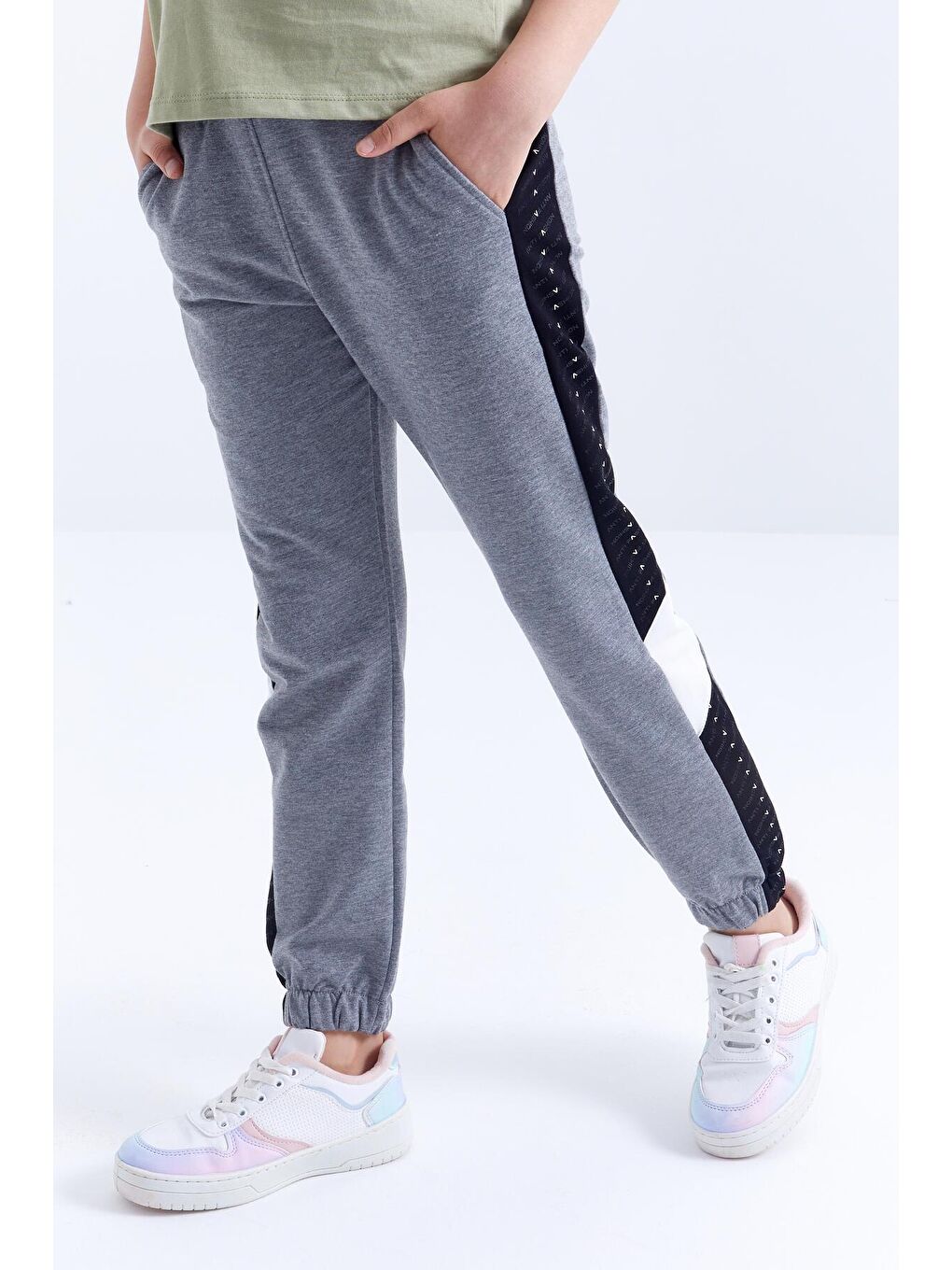 Gri Melanj Noktalı Şerit Detaylı Lastik Paça Kız Çocuk Eşofman Alt - 75053-1