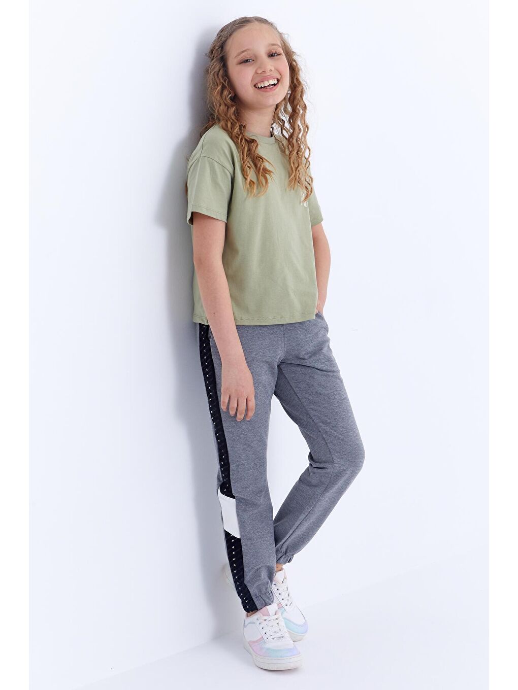 Gri Melanj Noktalı Şerit Detaylı Lastik Paça Kız Çocuk Eşofman Alt - 75053-2