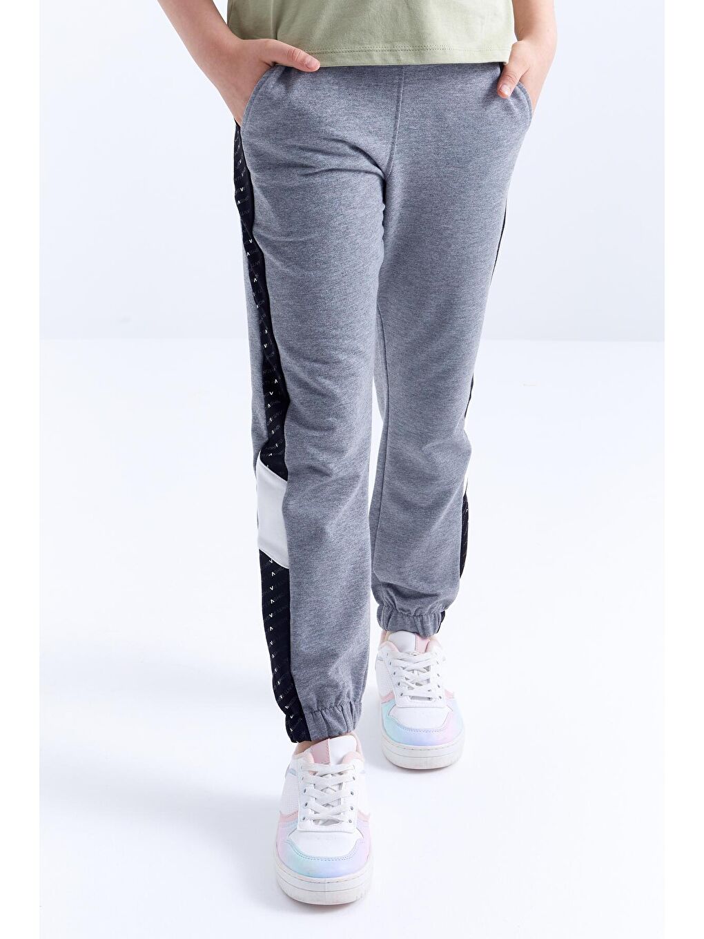 Gri Melanj Noktalı Şerit Detaylı Lastik Paça Kız Çocuk Eşofman Alt - 75053-3