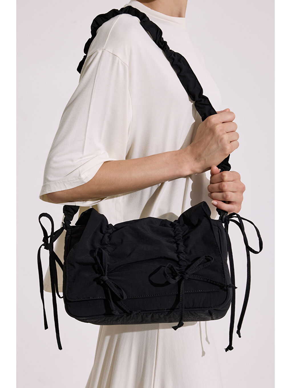 Büzgü Detaylı Omuz Çantası Siyah-1