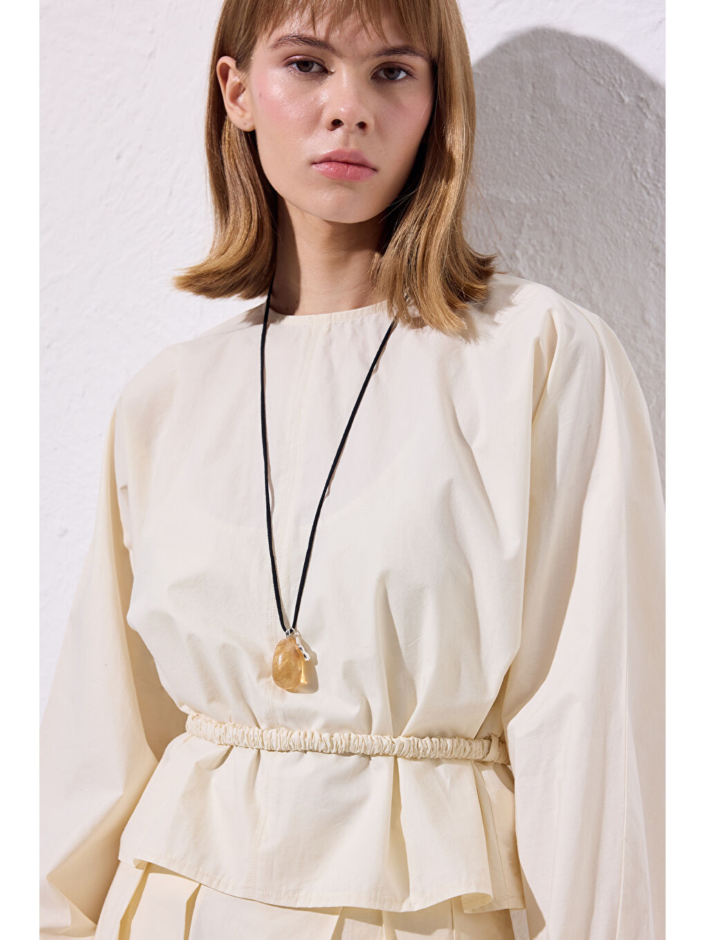 Bej Bağlama Detaylı Kısa Bluz Vanilya-5