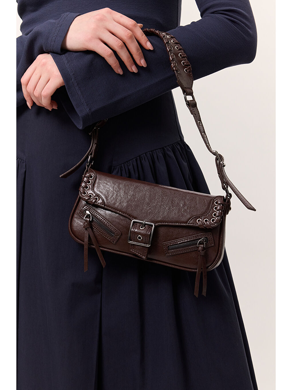 Toka Detaylı Omuz Çantası Kahverengi-1