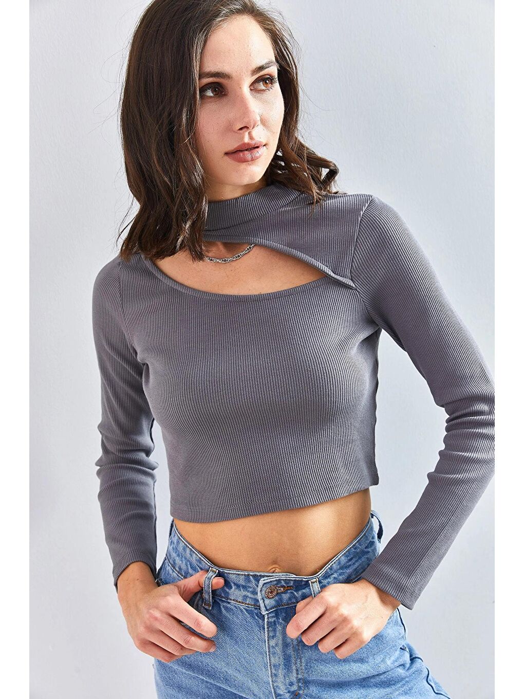 Antrasit Kadın Yarım Balıkçı Yaka Göğüs Pencereli Bluz